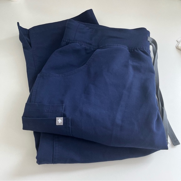 Figs Pants - Figs Women’s Kade Cargo Navy Scrub Pants Large petite healthcare nurse